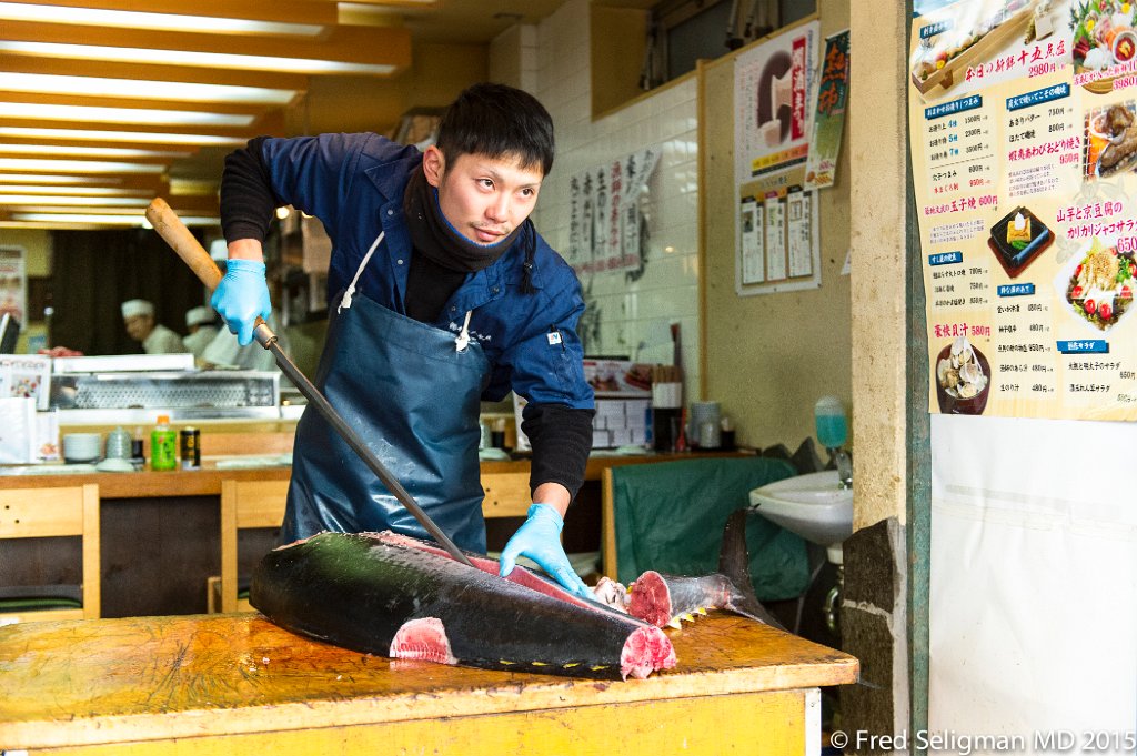 20150311_115915 D4S.jpg - Preparing a tuna, Ginza area